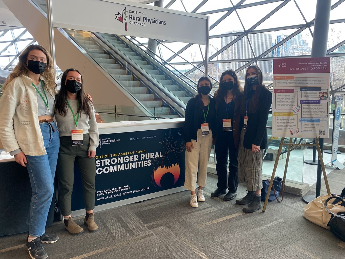 Légende (de gauche à droite) : Montana Blum, Sila Rogan, Maya Venkataraman, Alex Bland et Anna de Waal, lors du congrès de 2022 de la Société de la médecine rurale du Canada, tenu du 21 au 23 avril.  